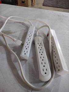 lot 843 image: White Multi-Outlet Power Strip Bundle