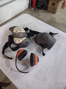 lot 852 image: Roller Hockey Protective Gear Set with Knee Pads and Ear Protection