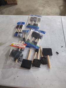 lot 876 image: Plaid Foam Paint Brushes Multi-Pack
