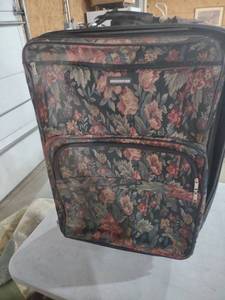 lot 880 image: JC Penney Jaguar Floral Rolling Suitcase