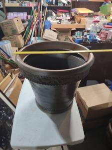 lot 906 image: Decorative plastic Garden Planter