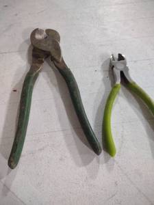 lot 923 image: Wire Cutting Pliers Set