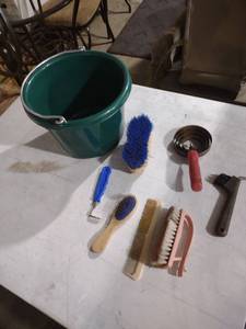 lot 947 image: Pet Grooming Tools Collection with Bucket