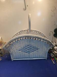 lot 4903 image: White Wicker Magazine Rack with Handle
