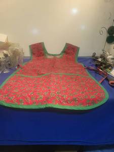 lot 4915 image: Christmas Print Apron with Green Trim