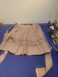 lot 4920 image: Brown Gingham Prairie Style apron