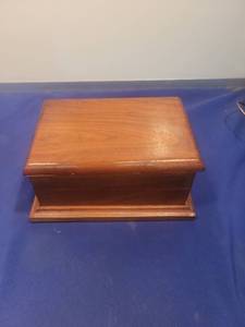 lot 4921 image: Wooden Jewelry Box with Brass Hinges music does not work