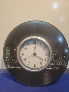lot 4923 image: NYC Skyline Record Clock needs batteries
