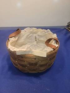 lot 4924 image: Longaberger Decorative Round Basket