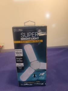 lot 4927 image: Illumina Super Bright Light 3-Blade Foldable LED Bulb new in box