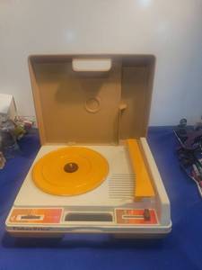 lot 4936 image: Fisher-Price Record Player Music Box Toy