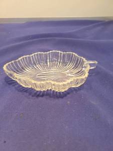 lot 4972 image: Clear Glass Shell-Shaped Serving Dish