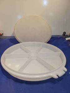 lot 4977 image: Tupperware Divided Serving Tray with Lid