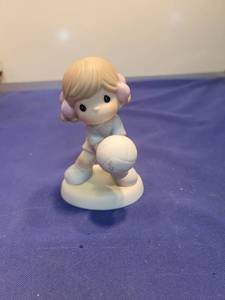 lot 4984 image: Precious Moments Serving Up Fun Figurine 2002