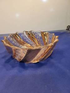 lot 4992 image: Gold Trimmed Crystal Shell Bowl