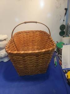 lot 5033 image: Woven Wicker Basket with Handle