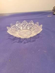 lot 5075 image: Crystal Lotus Flower Display Bowl