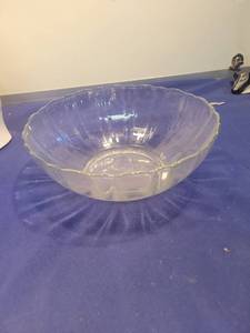 lot 5081 image: Clear Glass Serving Bowls