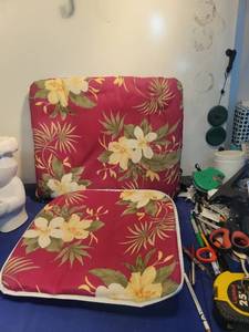 lot 5082 image: Hawaiian Floral Print cushion