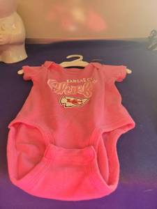 lot 5084 image: Kansas City Chiefs Baby Bodysuit. 3-6m
