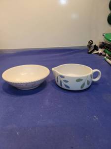 lot 5095 image: Decorative Ceramic Bowl and Gravy Boat Set