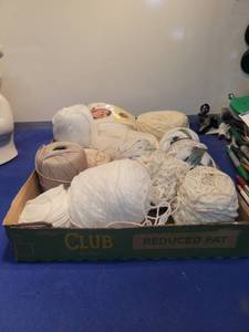 lot 5099 image: Mixed Lot of White and Cream Yarn