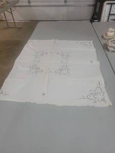 lot 5112 image: Embroidered White Cutwork Tablecloth