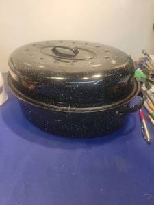 lot 5129 image: Black Enamel Oval Roasting Pan with Lid