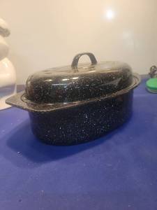 lot 5137 image: Black Speckled Enamel Roasting Pan with Lid