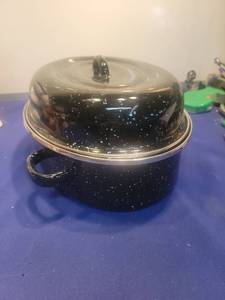 lot 5138 image: Black Enamelware Covered Cooking Pot