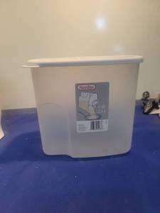 lot 5141 image: Sterilite 4 Qt Storage Container
