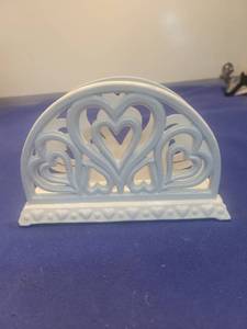 lot 5142 image: White rod iron Napkin Holder with Decorative Fan Design