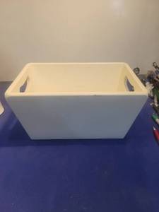 lot 5147 image: White Plastic Storage Bin with Handles