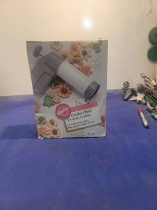 lot 5156 image: Wilton Spritz Cookie Press with Design Discs