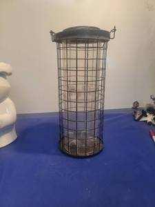 lot 5160 image: Metal Wire Squirrel-Proof Bird Feeder