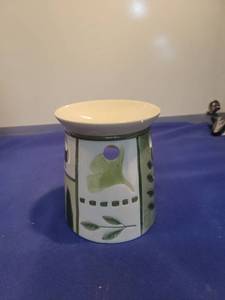 lot 5169 image: Decorative Ceramic Oil Warmer with Green Leaf Design