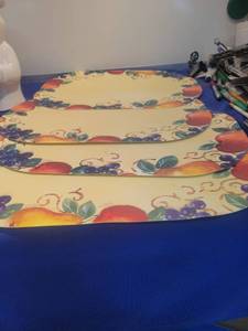 lot 5177 image: Plastic Fruit Pattern Decorative Placemats Set of 4