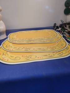 lot 5178 image: Plastic Set of 4  Yellow Floral Border Dinner Placemats