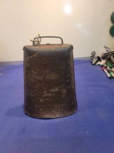 lot 5182 image: Cast Iron Farm Bell