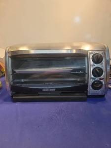 lot 5192 image: Black & Decker Toast-R-Oven Countertop Toaster Oven
