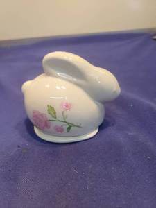 lot 5194 image: Porcelain Bunny Trinket Box with Rose Design
