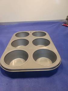 lot 5195 image: 6-Cup Muffin Pan Set