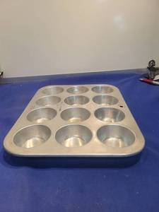 lot 5196 image: 12-Cup Aluminum Muffin Pan