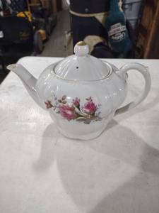 lot 5854 image: Floral Rose Pattern Porcelain Teapot with Gold Trim