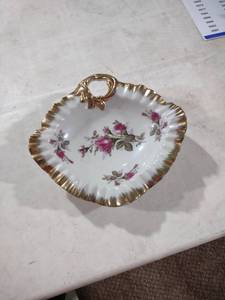 lot 5858 image: Decorative Rose Pattern Porcelain Dish with Gold Trim