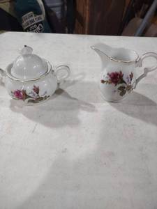 lot 5864 image: Porcelain Rose Sugar Bowl with Gold Trim