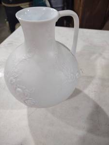 lot 5877 image: Kaiser White Porcelain Double Bud Vase