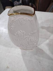 lot 5879 image: White Porcelain Vase with Gold Trim