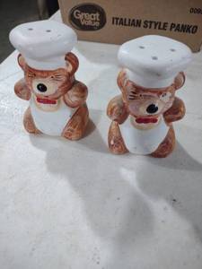 lot 5885 image: Brown Bear Chef Salt and Pepper Shakers