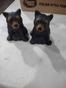 lot 5886 image: Black Bear Salt and Pepper Shakers